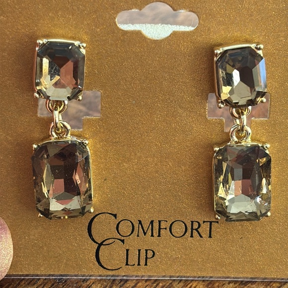 NWT Monet Gold Drop Clip-On Earrings - Picture 2 of 4